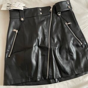 🏴‍☠️ Black leather mini skirt // ZARA size: XS // NEW WITH TAGS 🏷️